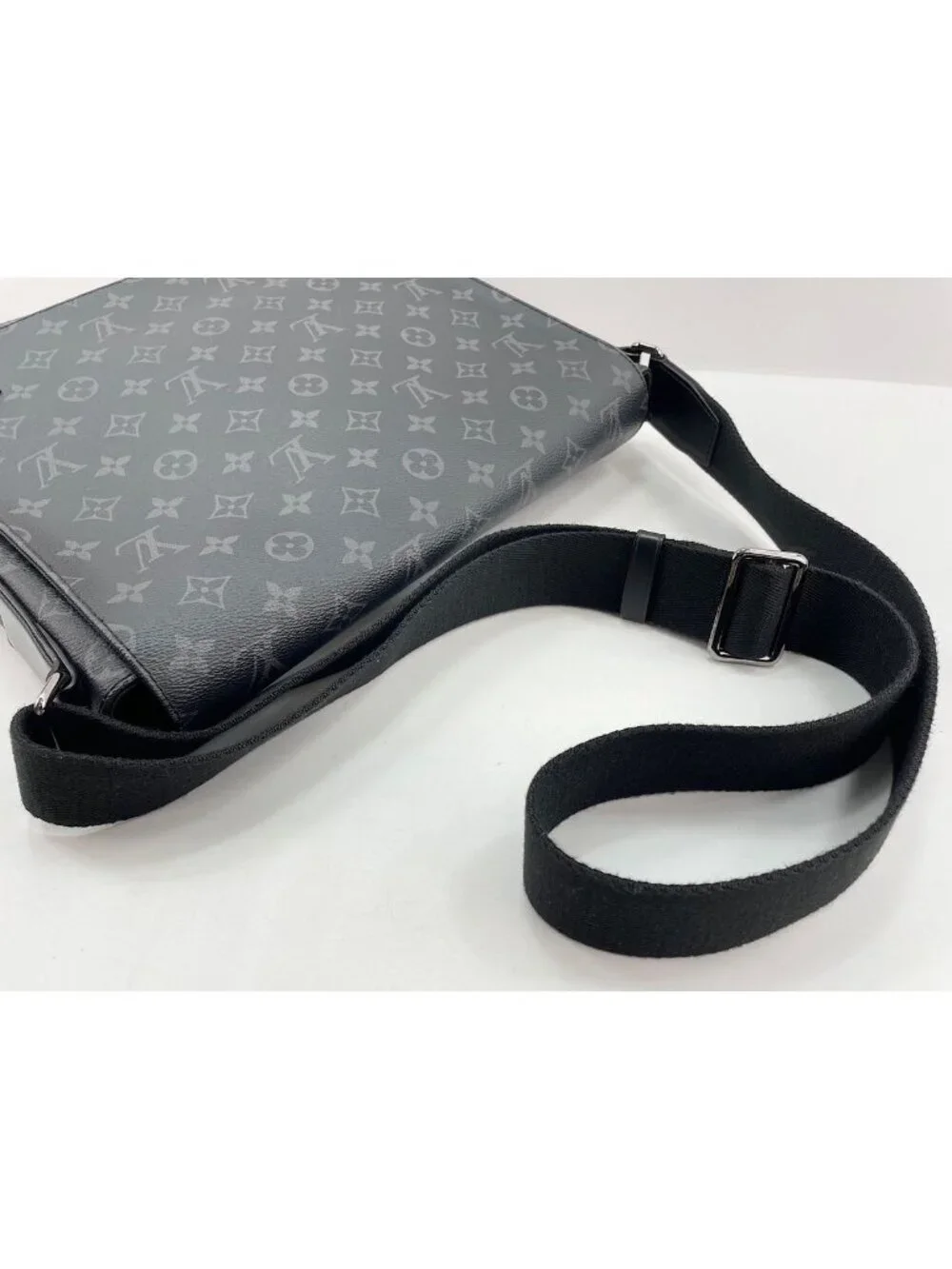 Louis Vuitton Shoulder Bag District